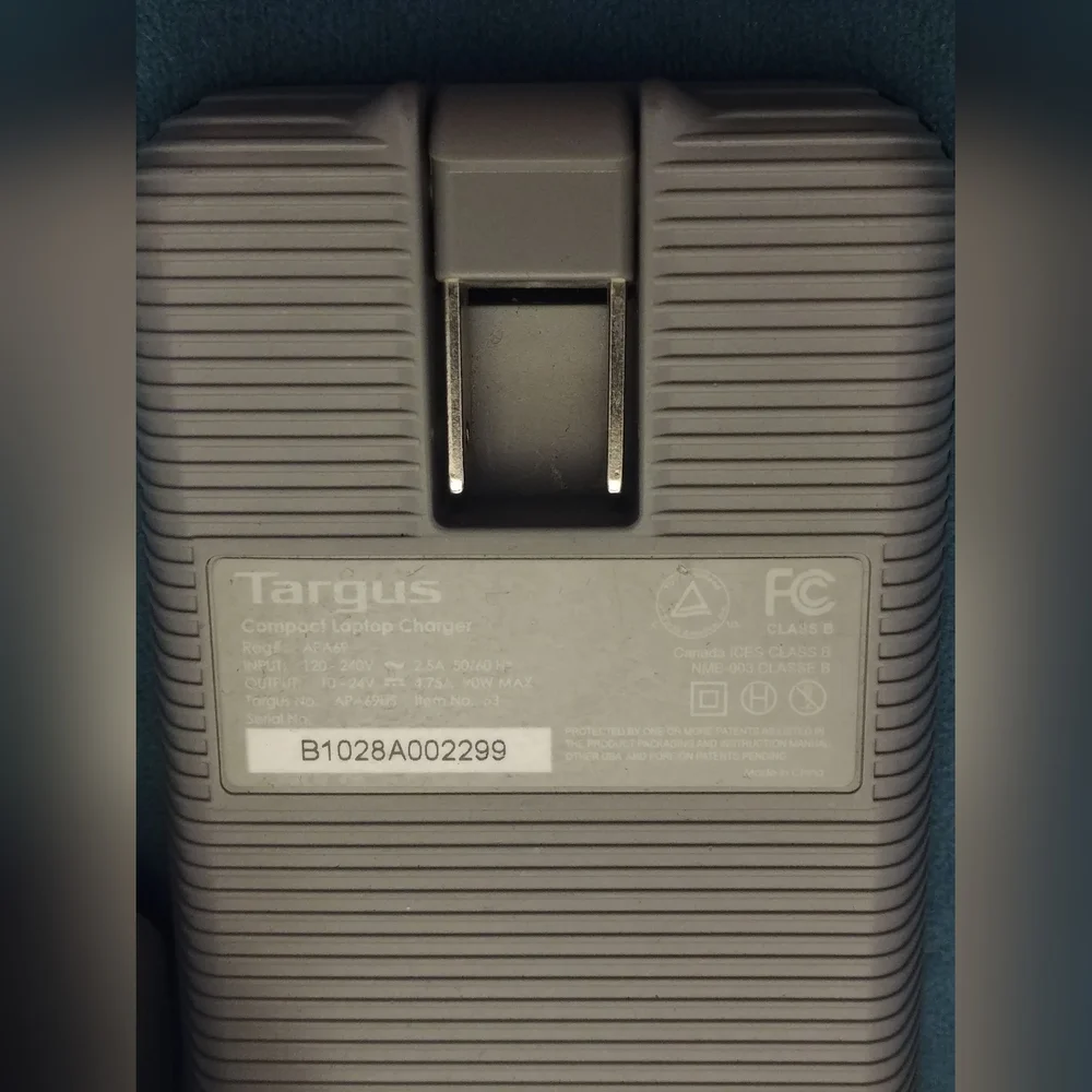Targus compact laptop charger APA69